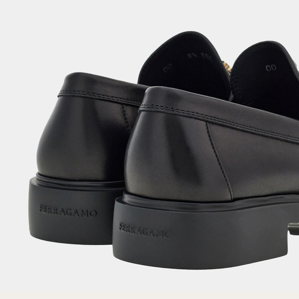 Zapato Mocasines Negro con Hebilla Gancini Dorada S.F.