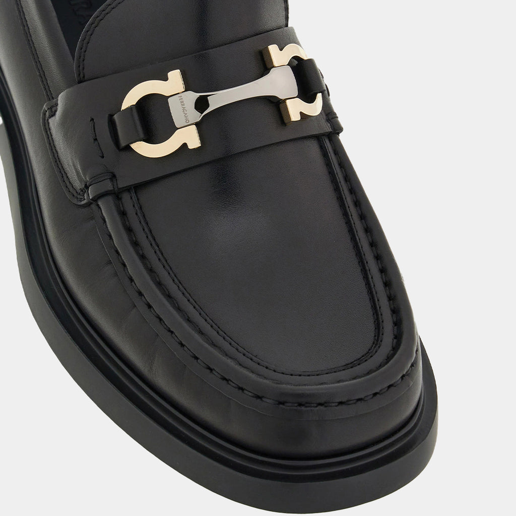 Zapato Mocasines Negro con Hebilla Gancini Dorada S.F.