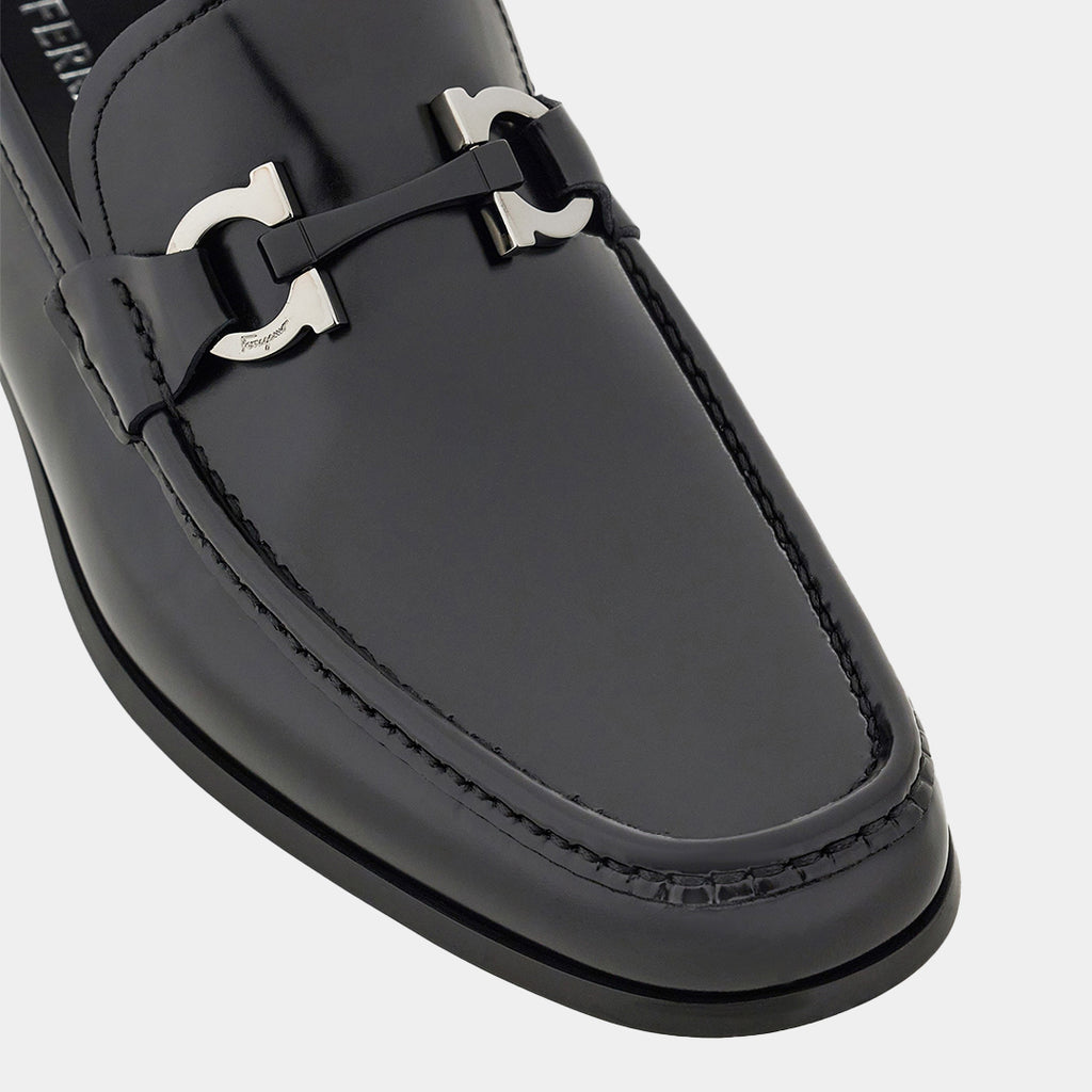 Zapato Mocasines Negro Grandioso con Detalle Gancini