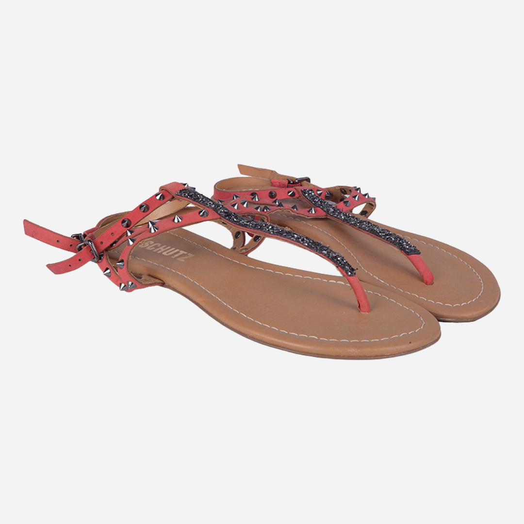 Sandalia Plana Tipo T-Strap En Rojo Con Tachuelas S.