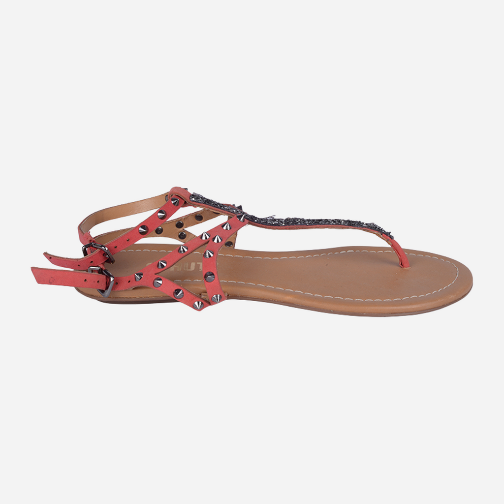 Sandalia Plana Tipo T-Strap En Rojo Con Tachuelas S.