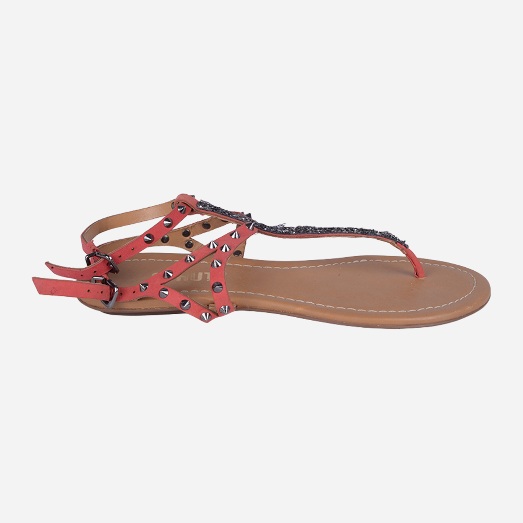 Sandalia Plana Tipo T-Strap En Rojo Con Tachuelas S.