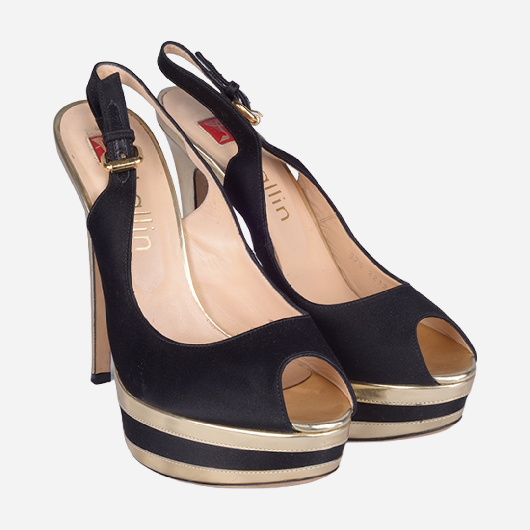Sandalia Peep-Toe Con Plataforma En Negro Y Dorado B.