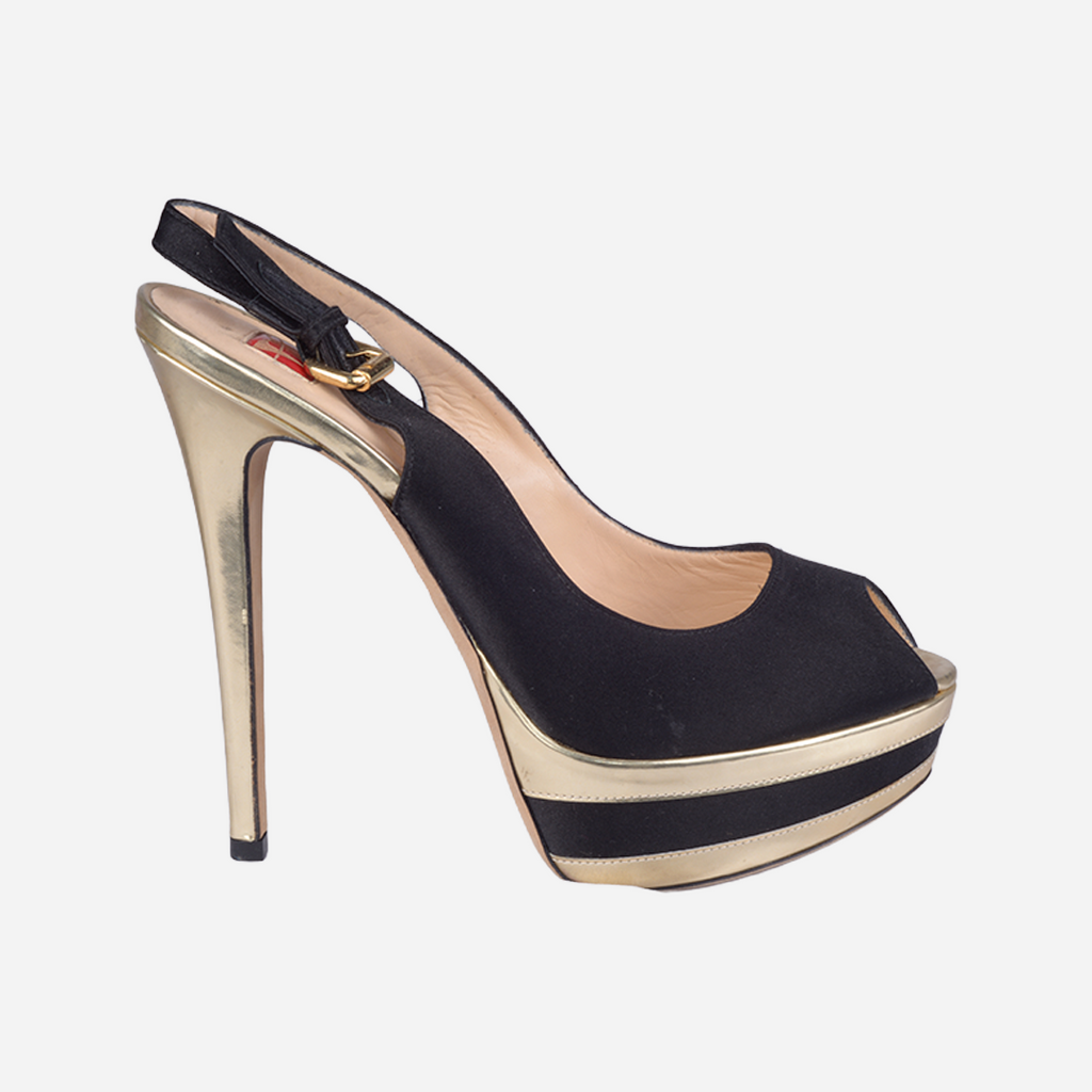 Sandalia Peep-Toe Con Plataforma En Negro Y Dorado B.