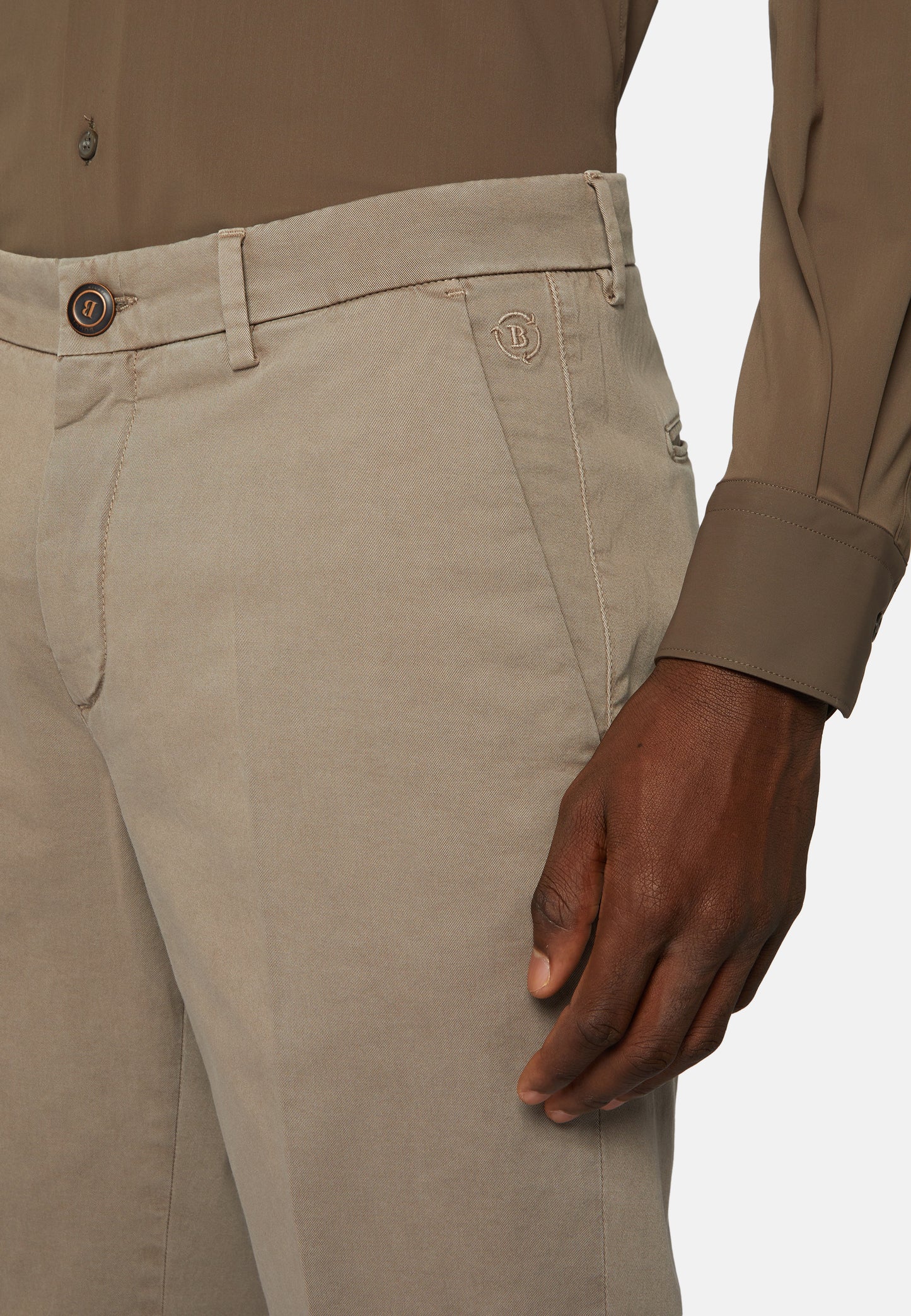 PANTALON BOGGI CAFE ALGODON (23P015004)