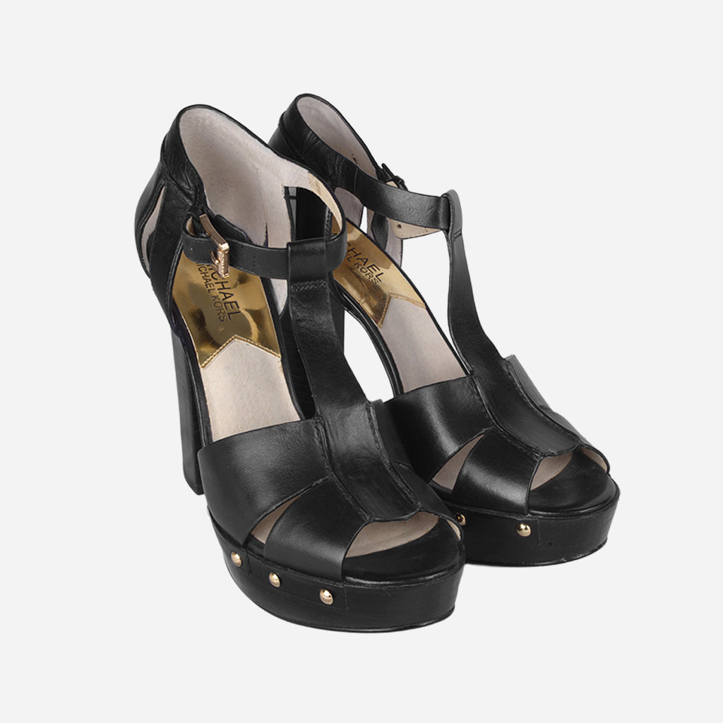 Sandalia T-Strap Con Plataforma Y Remaches En Piel Negra MK.