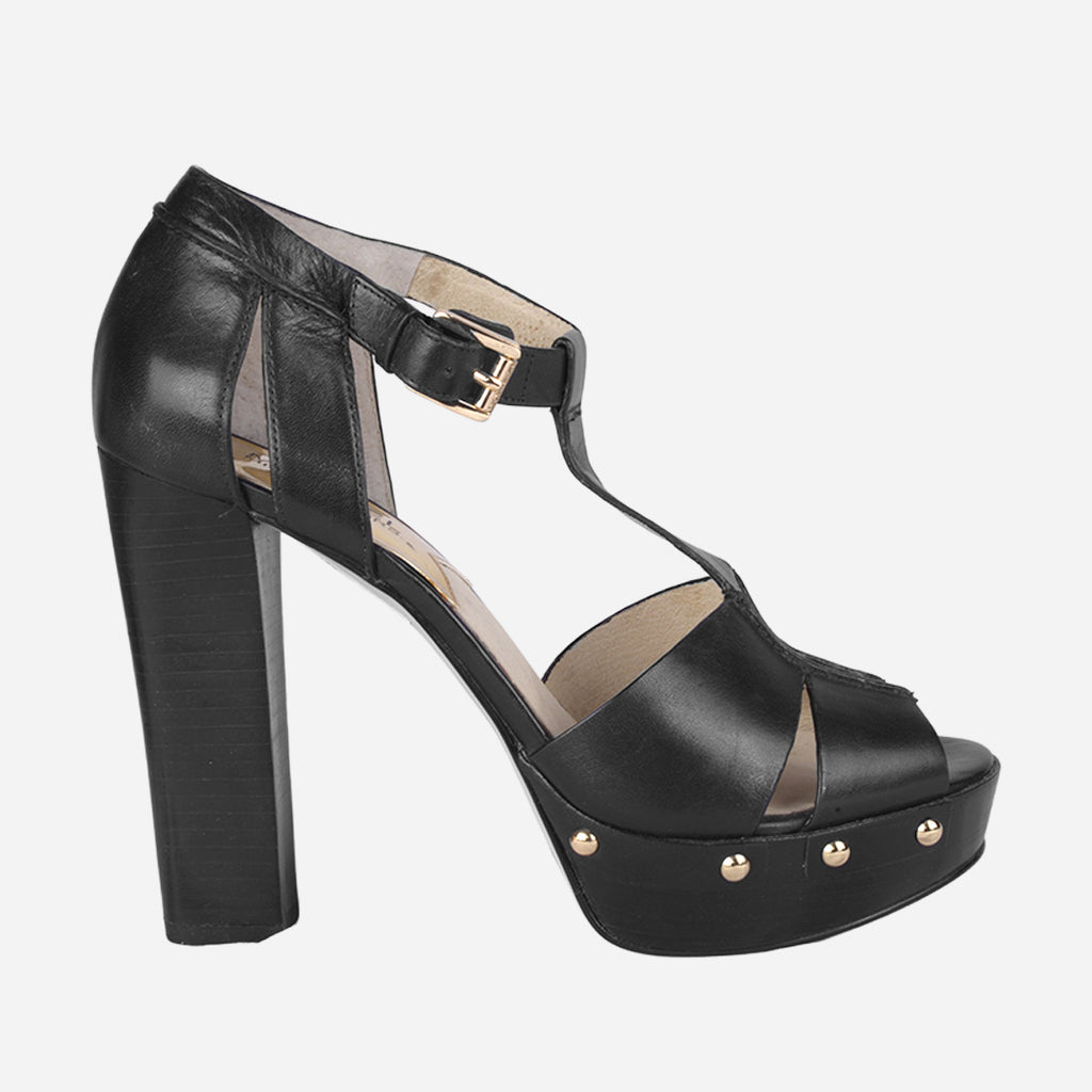Sandalia T-Strap Con Plataforma Y Remaches En Piel Negra MK.