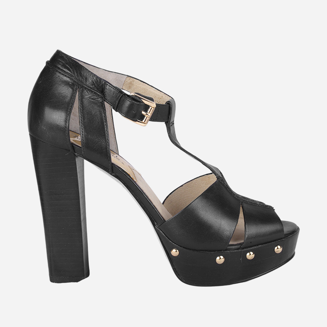Sandalia T-Strap Con Plataforma Y Remaches En Piel Negra MK.