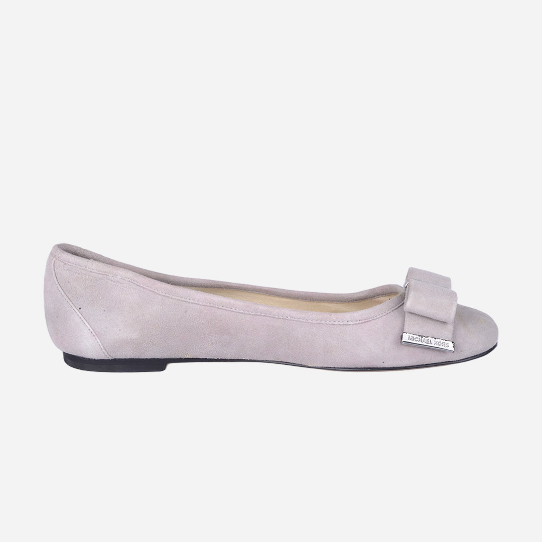 Zapato Plano Estilo Bailarina En Gamuza Gris Con Lazo MK.
