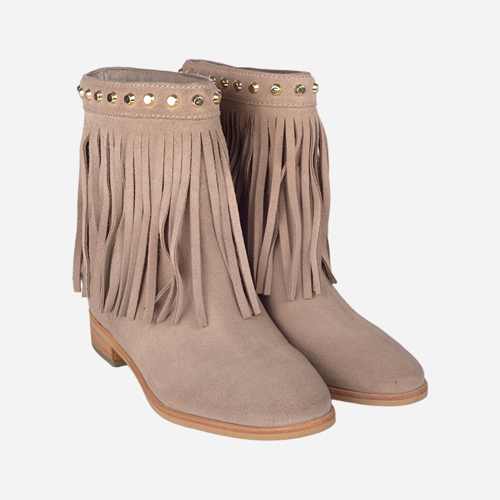 Botín Plano En Gamuza Camel Con Flecos MK.