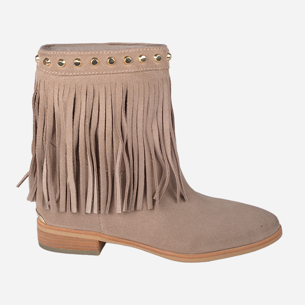 Botín Plano En Gamuza Camel Con Flecos MK.