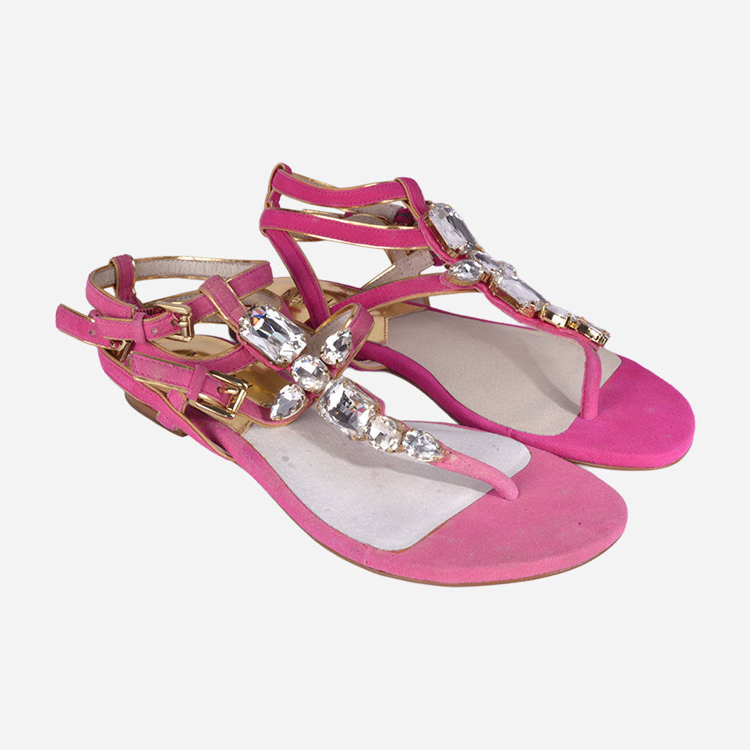Sandalia Plana Estilo T-Strap En Gamuza Fucsia Con Cristales MK.