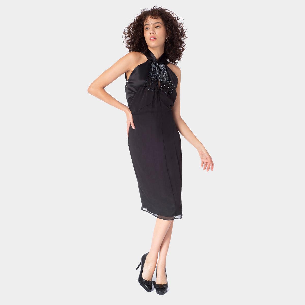 Vestido Midi En Seda Negra Con Cuello Halter Y Flecos De Pedrería KL.