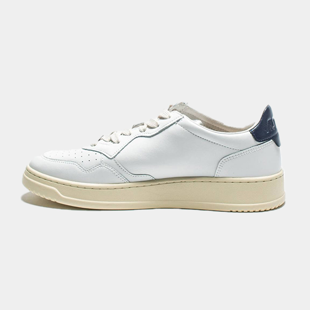 Tenis Medalist Low en Cuero Blanco/Azul Marino