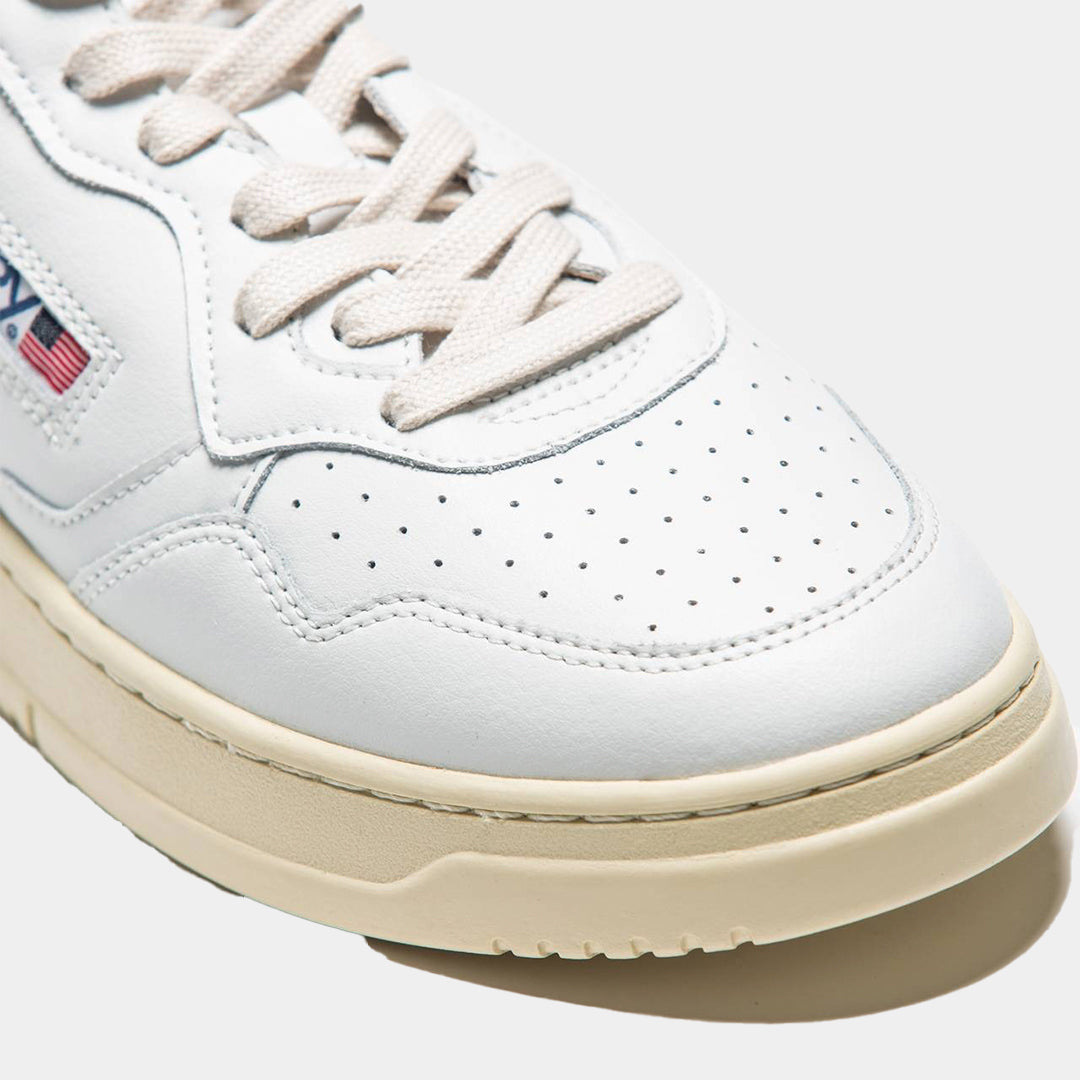 Tenis Medalist Low en Cuero Blanco/Azul Marino