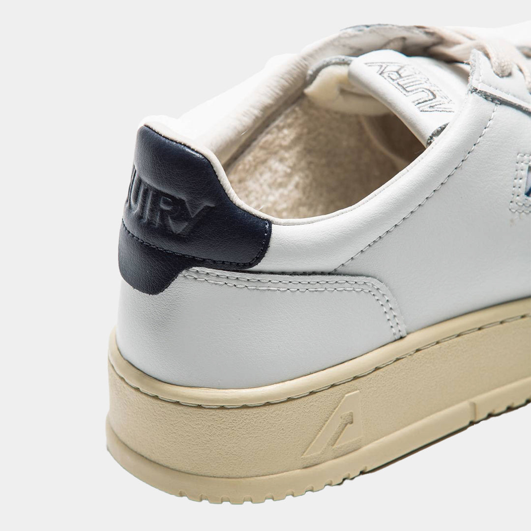 Tenis Medalist Low en Cuero Blanco/Azul Marino