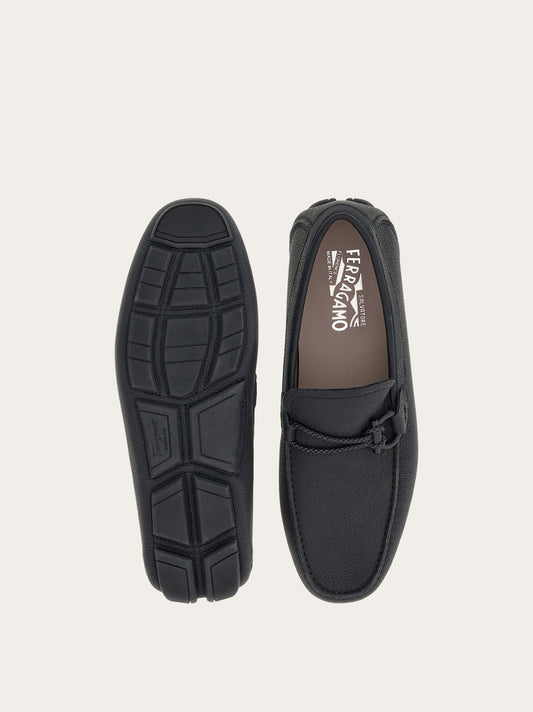 ZAPATO FERRAGAMO NEGRO CUERO T-6 Mocasín driver ornamento Gancini