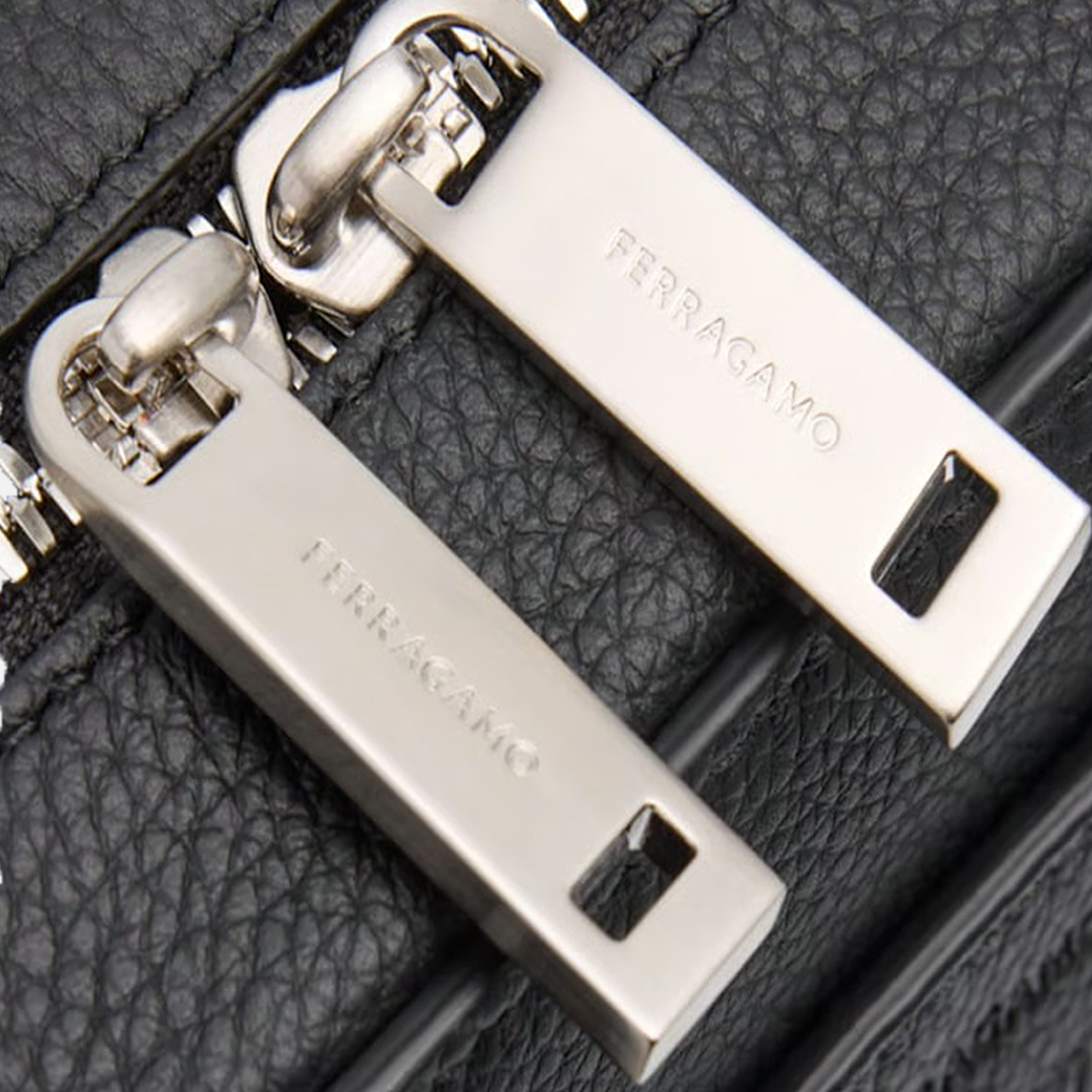 Bolso Messenger Negro en Cuero Premium Gancini