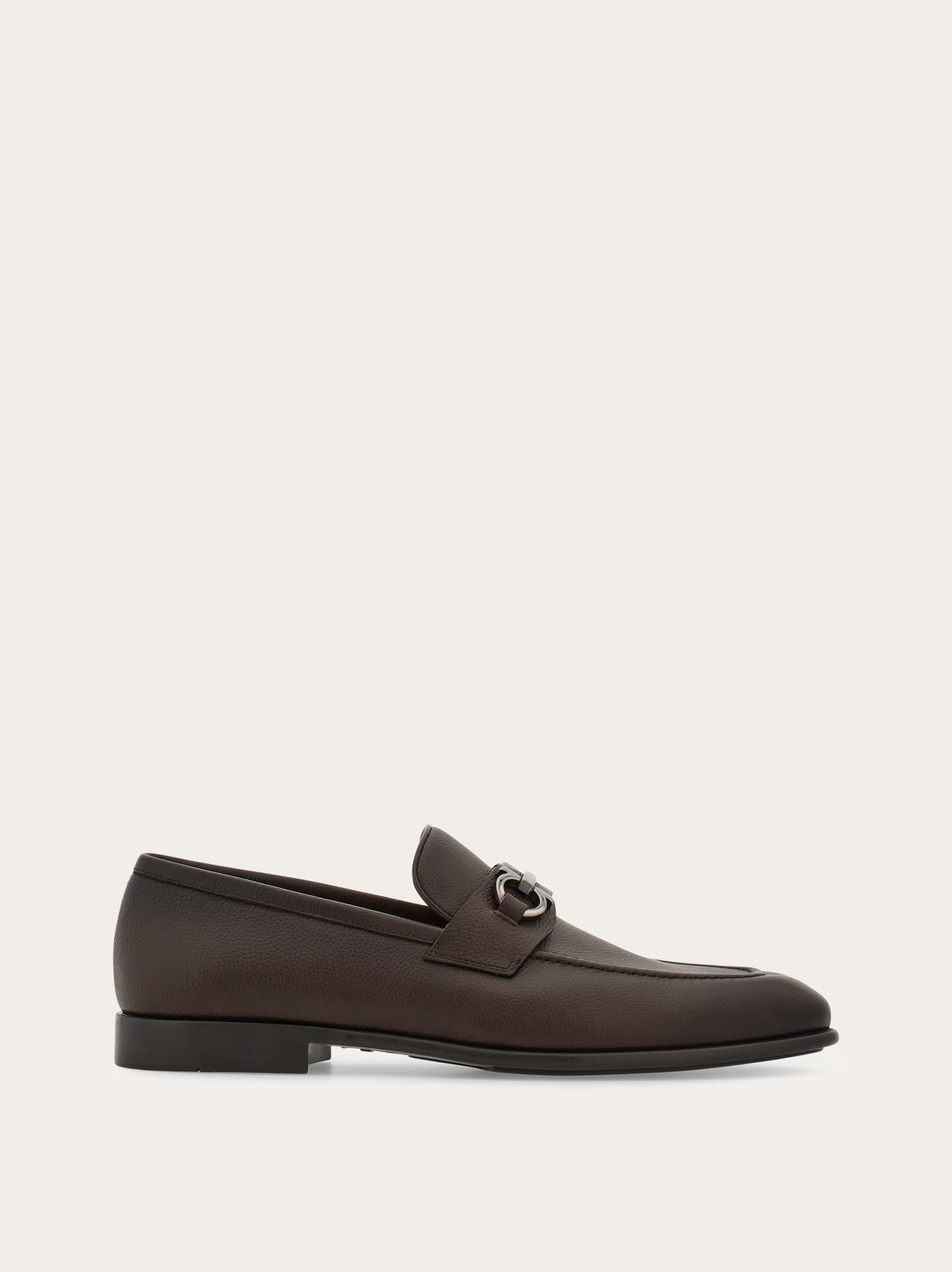 ZAPATO FERRAGAMO CAFE CUERO Mocasines adorno Gancini - Hombre | Ferragamo