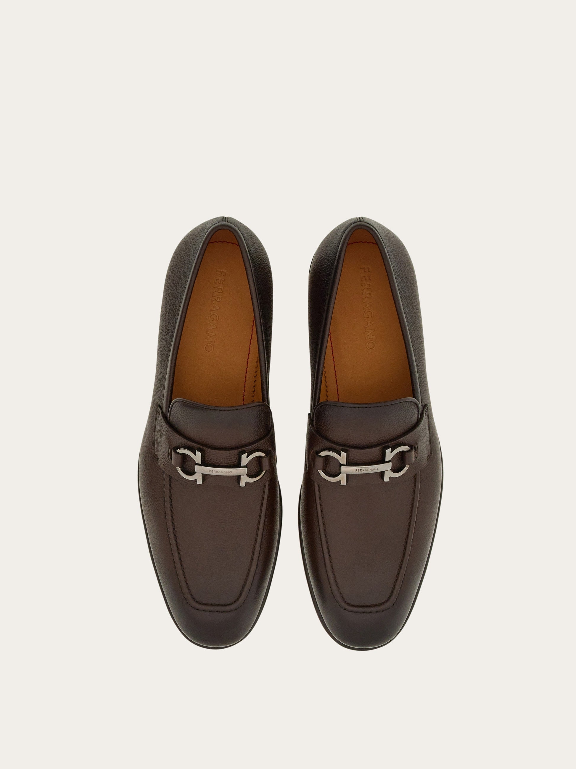 ZAPATO FERRAGAMO CAFE CUERO Mocasines adorno Gancini - Hombre | Ferragamo