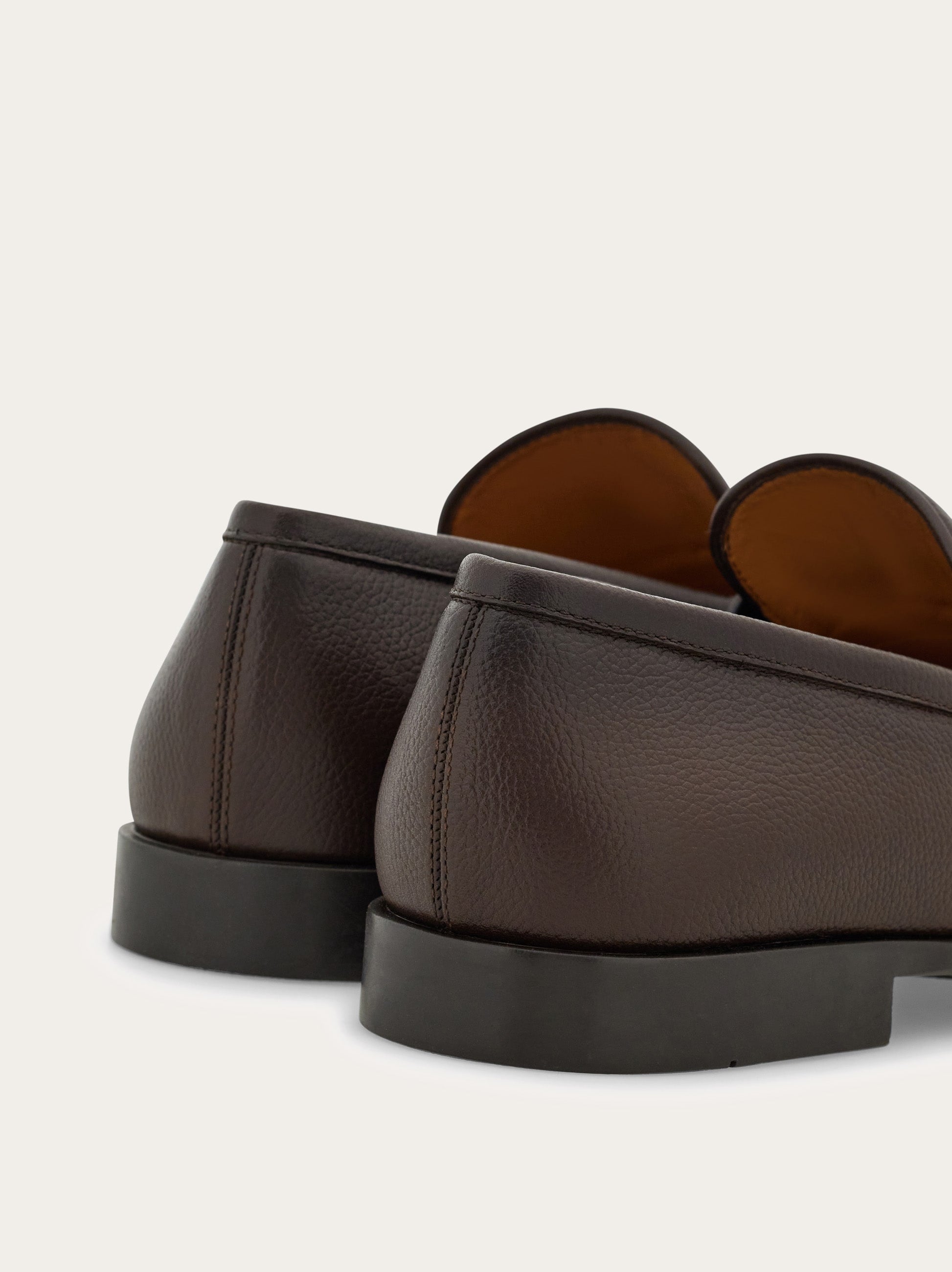 ZAPATO FERRAGAMO CAFE CUERO Mocasines adorno Gancini - Hombre | Ferragamo