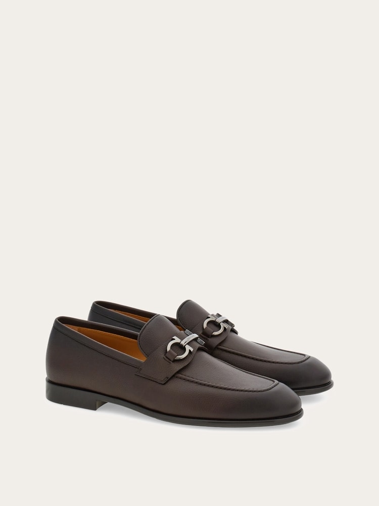 ZAPATO FERRAGAMO CAFE CUERO Mocasines adorno Gancini - Hombre | Ferragamo