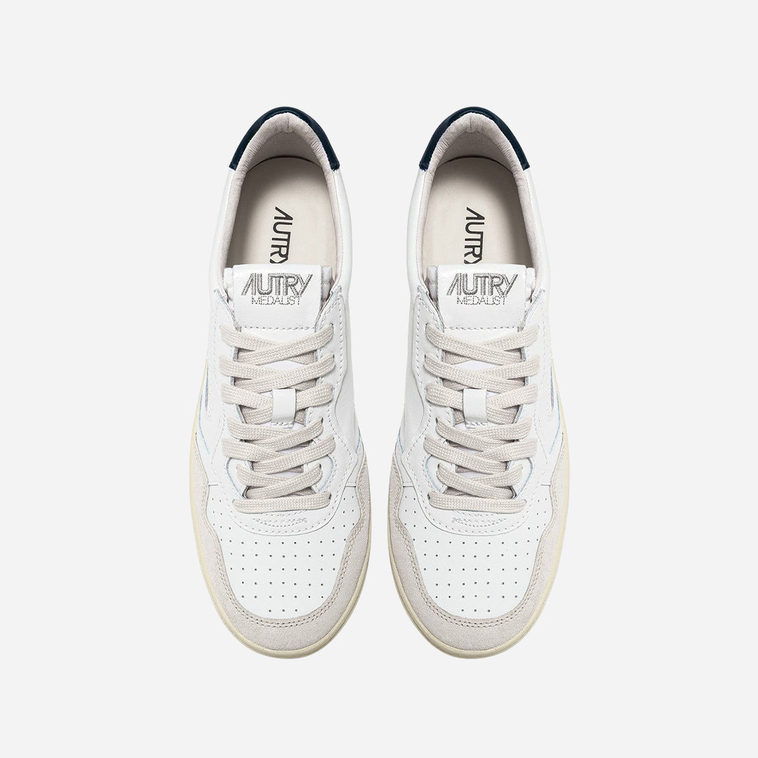 Tenis Medalist Dama Blanco Gamuza Detalle Azul A.