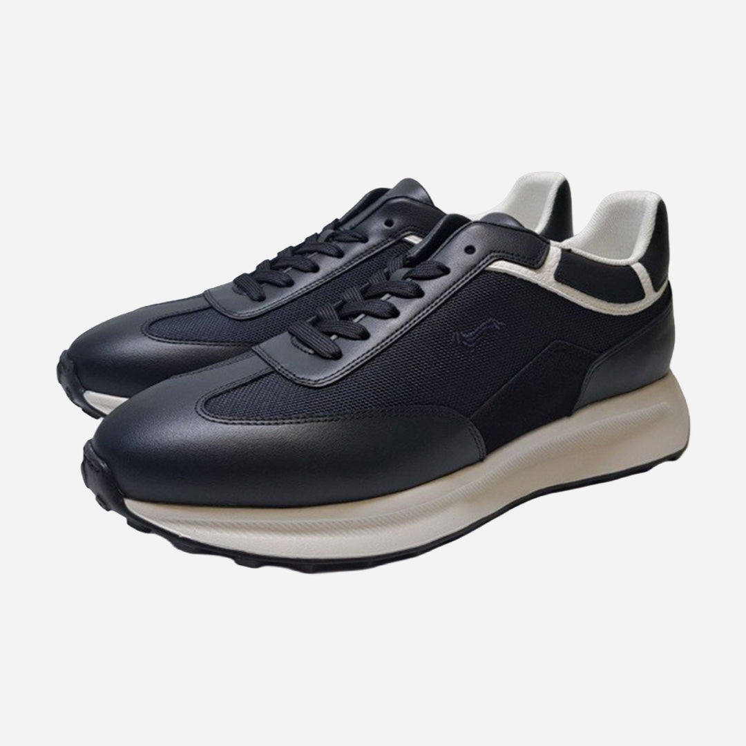 Tenis Deportivos Oscuros con Detalles en Blanco H&B