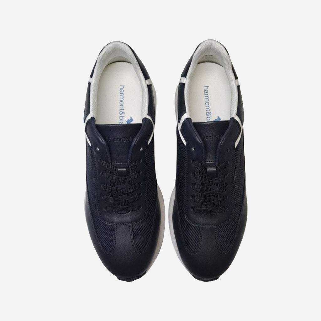 Tenis Deportivos Oscuros con Detalles en Blanco H&B