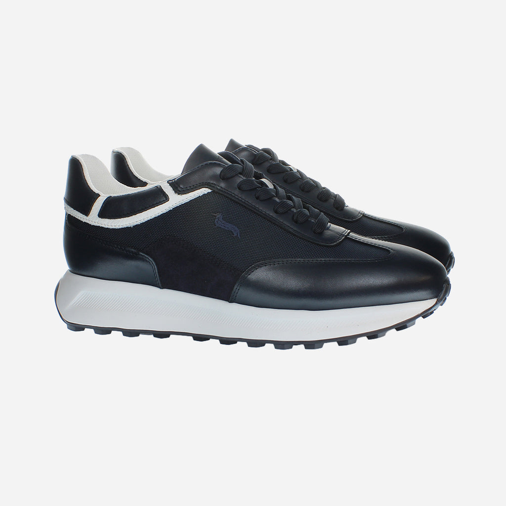 Tenis Deportivos Oscuros con Detalles en Blanco H&B
