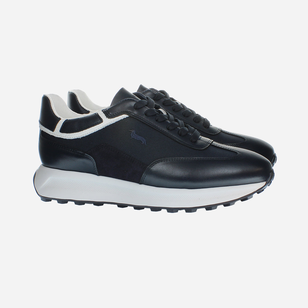 Tenis Deportivos Oscuros con Detalles en Blanco H&B