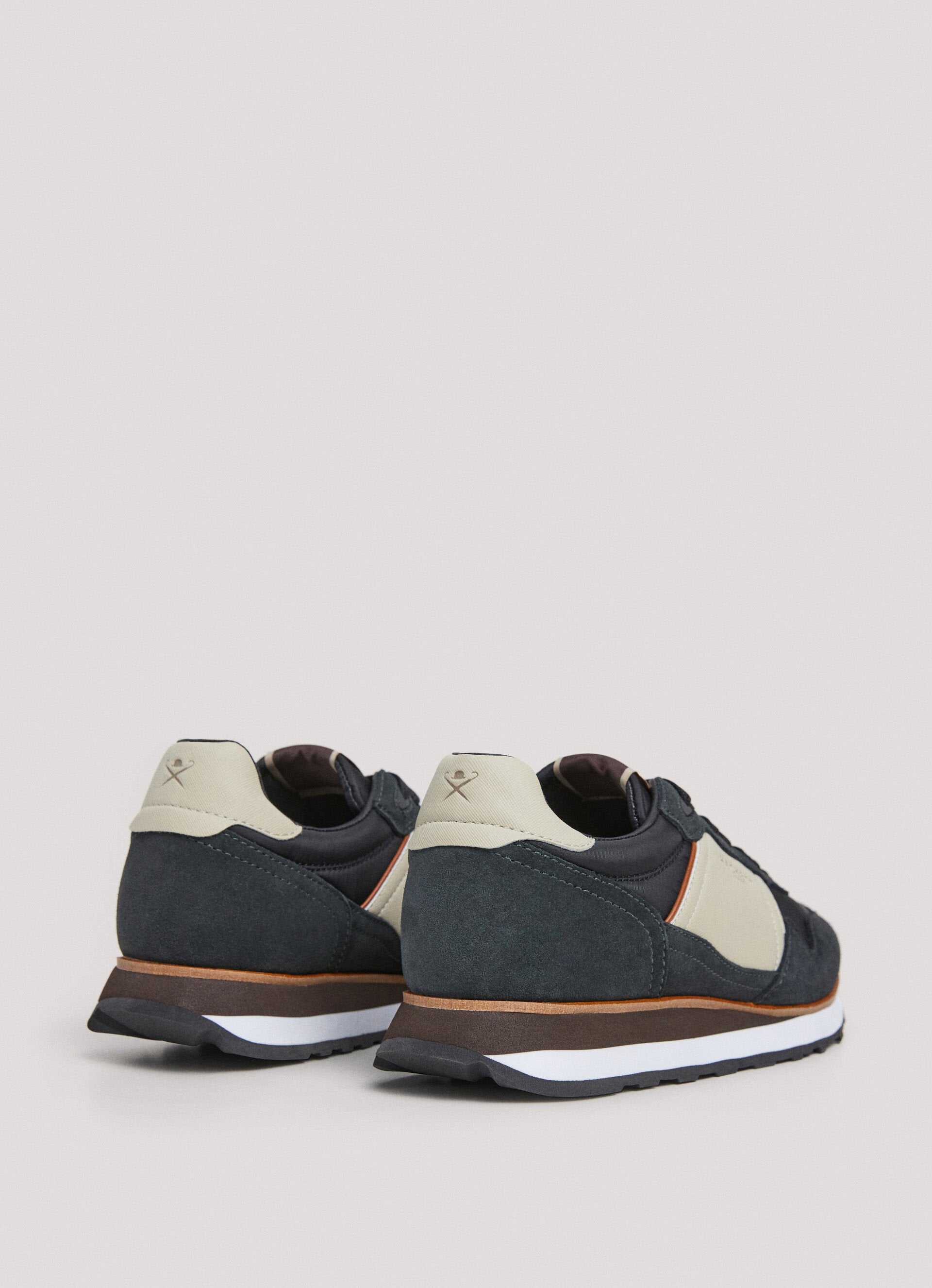 sneaker Gris Cuero logo  H.L.