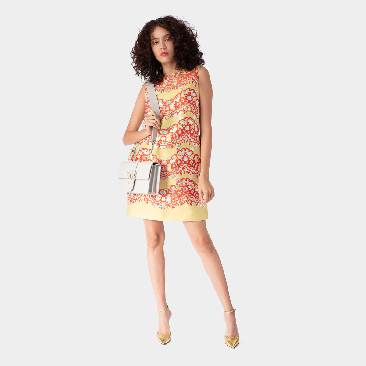 Vestido Corto Sin Mangas En Amarillo Con Estampado Ornamental Rojo V.