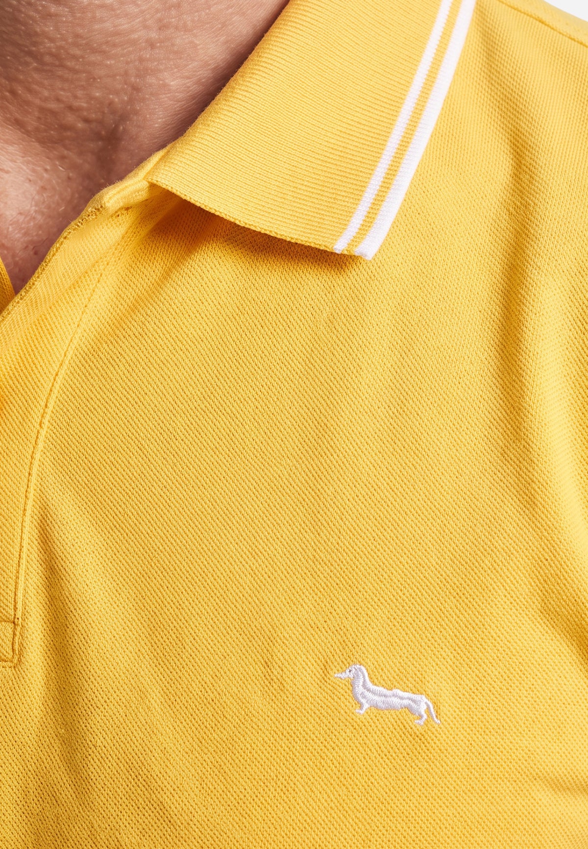 Camisa Tipo Polo Amarilla Con Ribetes Blancos HYB.
