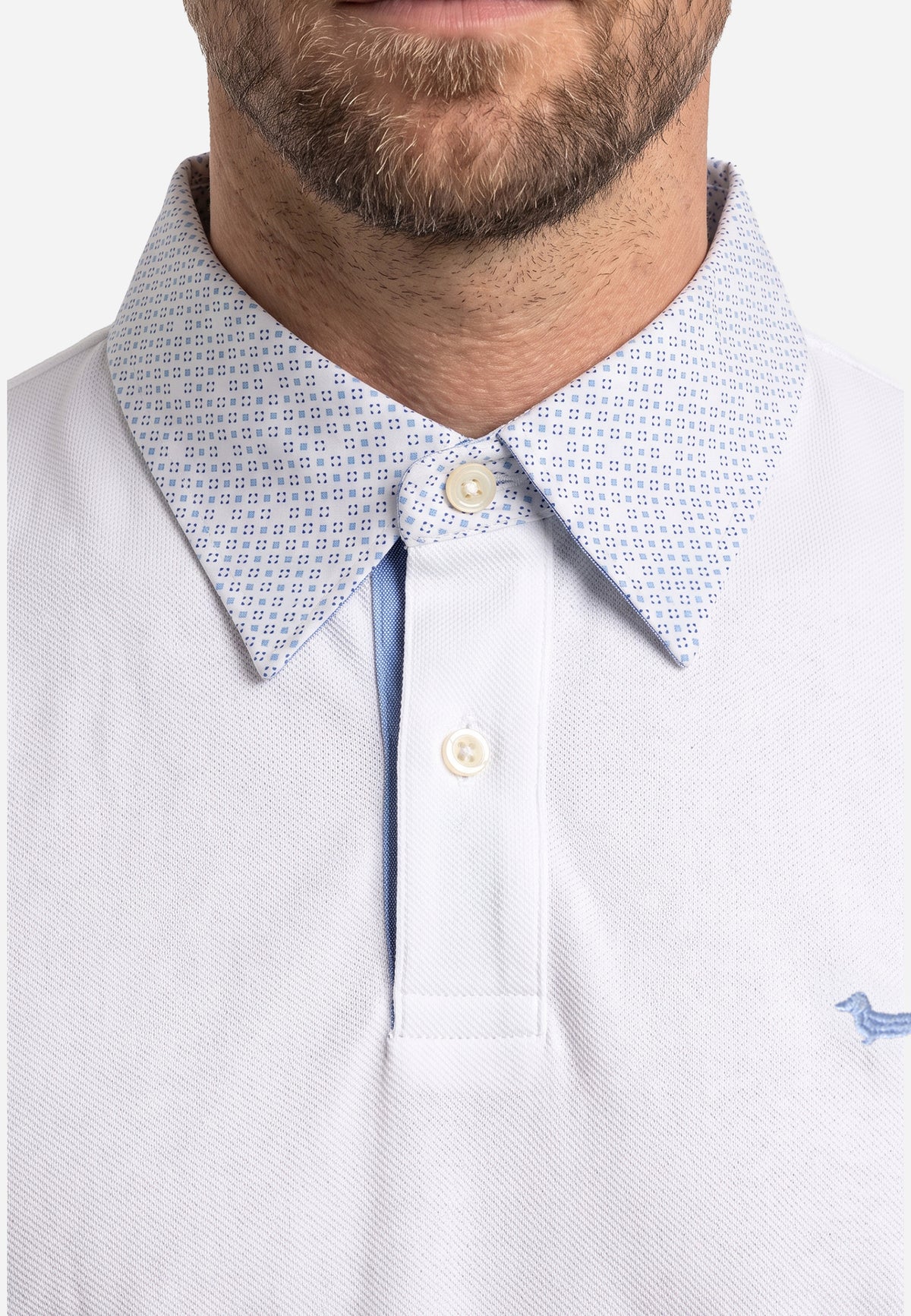 Camisa Tipo Polo Blanca Con Cuello Estampado HYB.