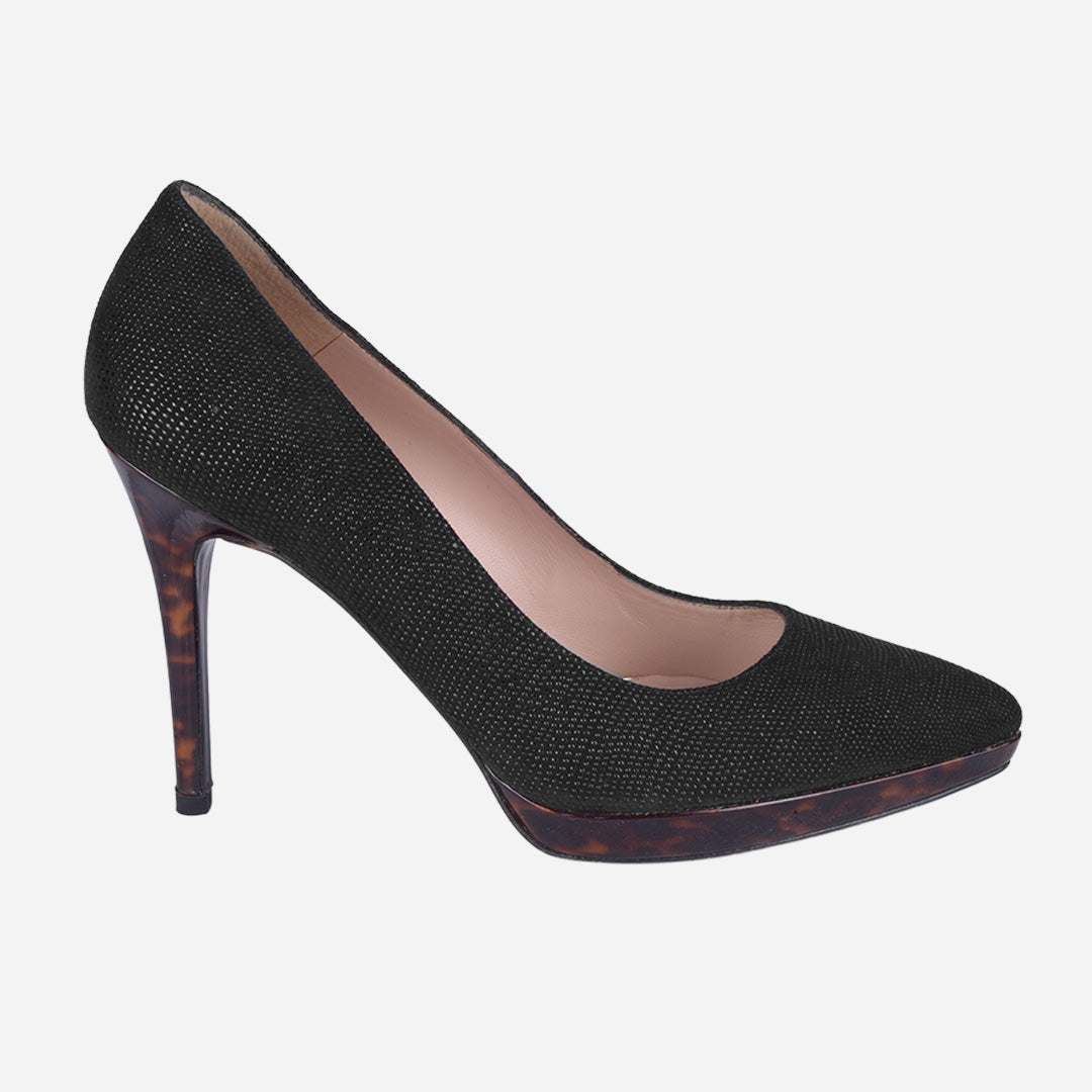 Zapato De Salón En Cuero Negro Texturizado Con Acabado Carey SW.