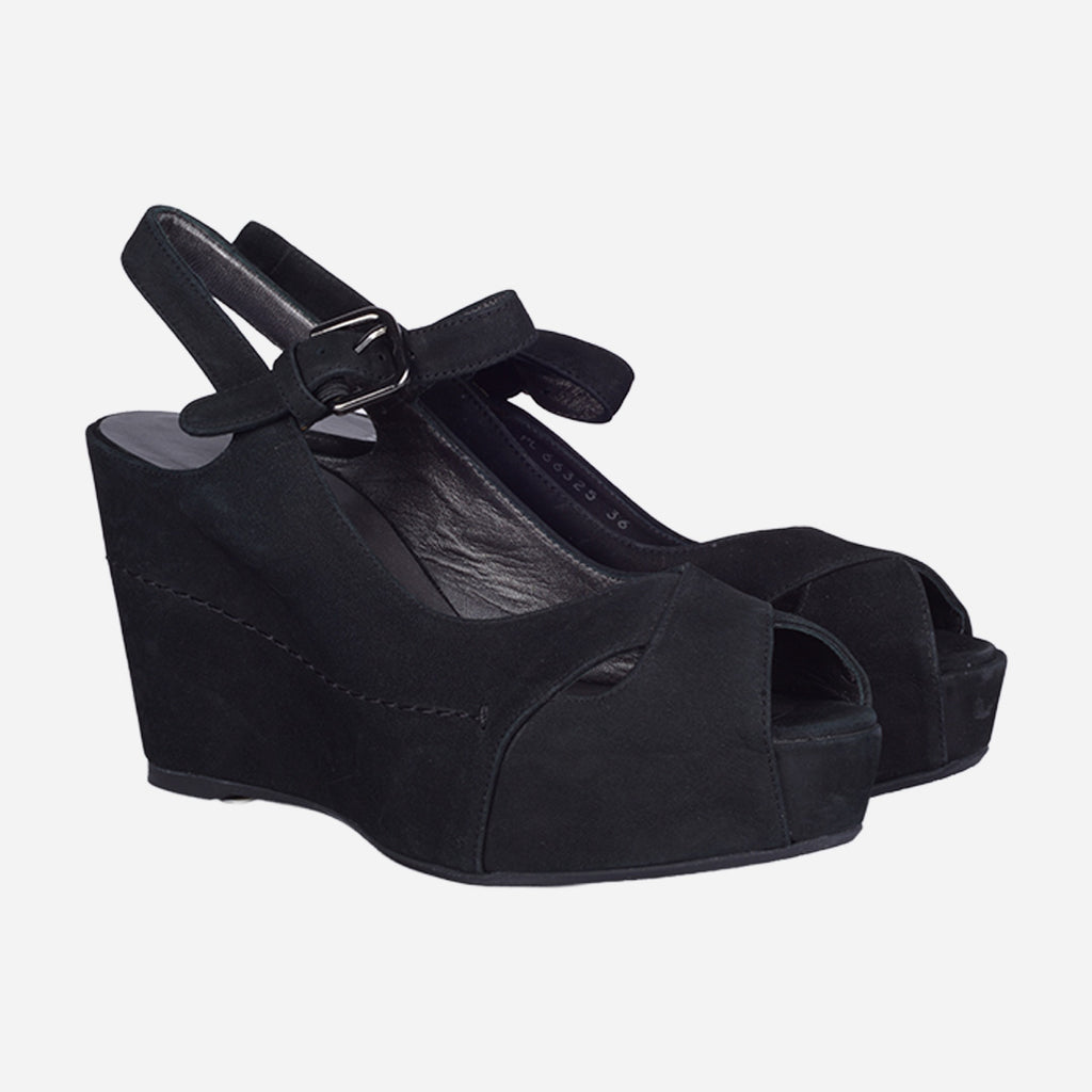 Sandalia De Cuña Estilo Peep Toe En Gamuza Negra SW.