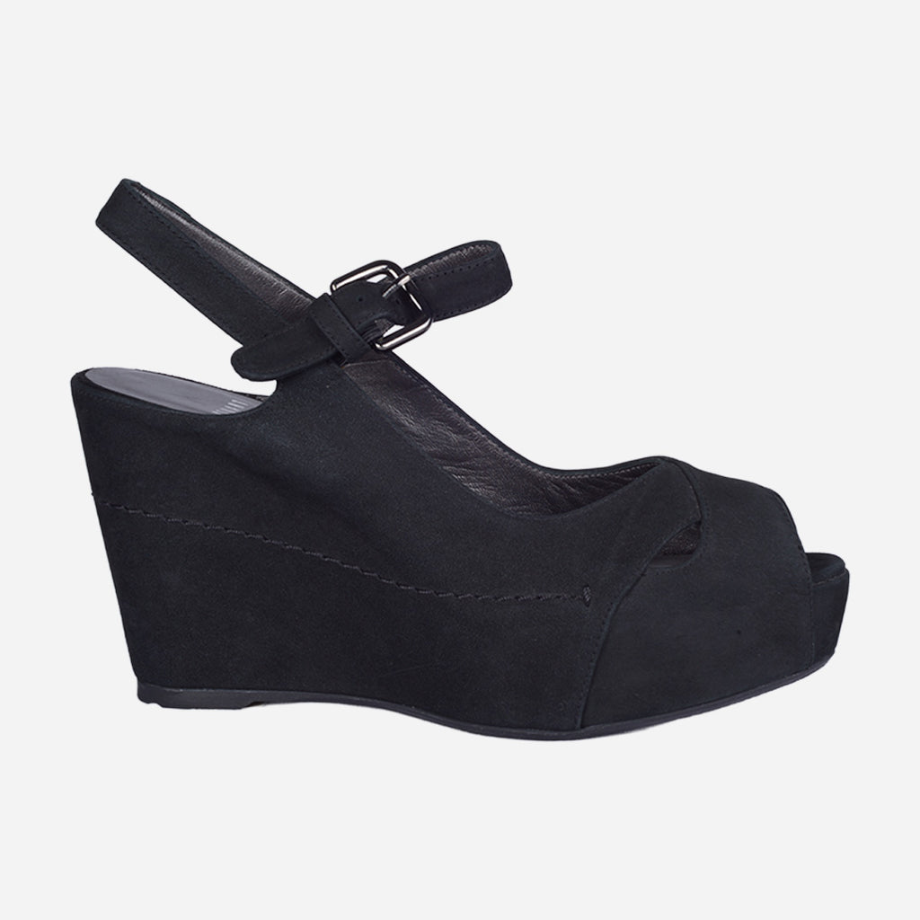 Sandalia De Cuña Estilo Peep Toe En Gamuza Negra SW.