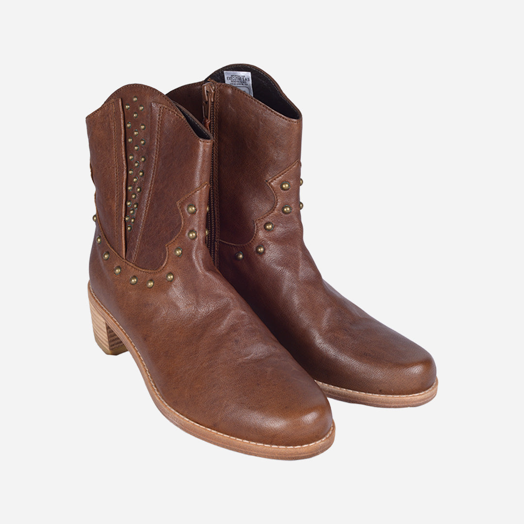 Botín Estilo Western En Piel Marrón Con Tachuelas SW.