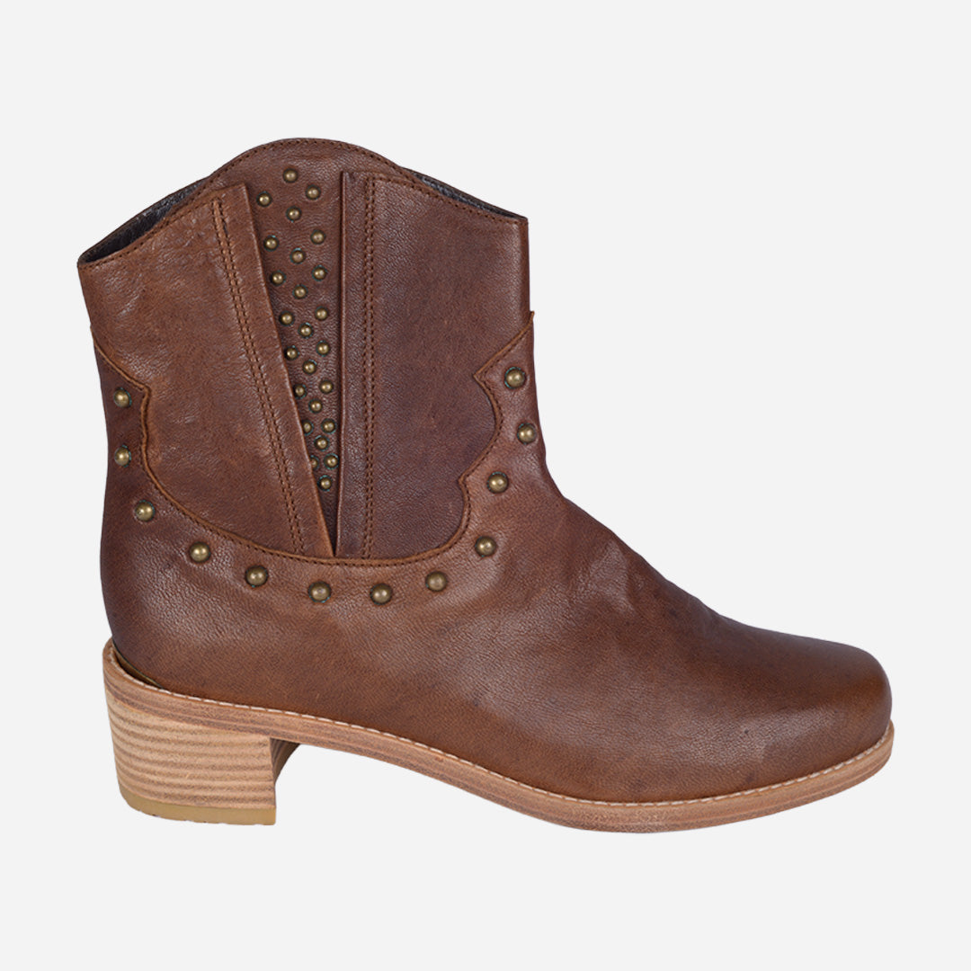 Botín Estilo Western En Piel Marrón Con Tachuelas SW.