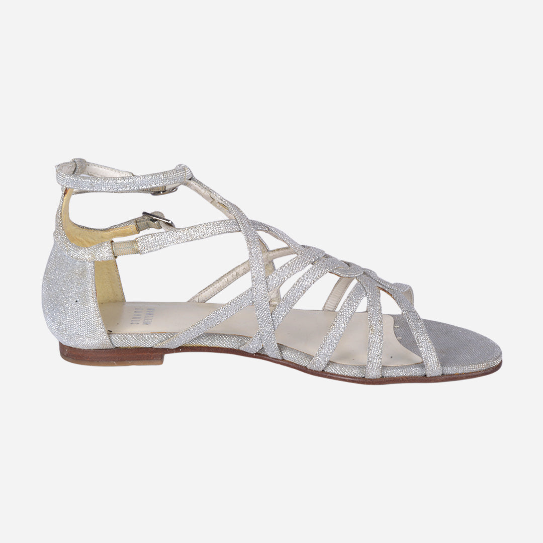 Sandalia Plana De Tiras Cruzadas En Acabado Plateado Brillante SW.