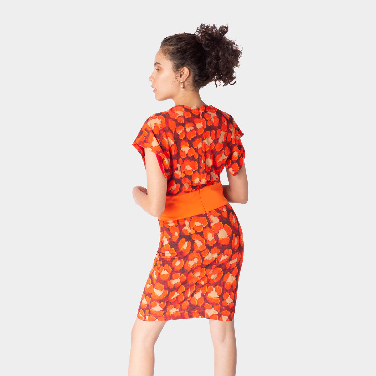 Vestido Corto Naranja Con Estampado Abstracto Y Cinturilla Sólida JC.